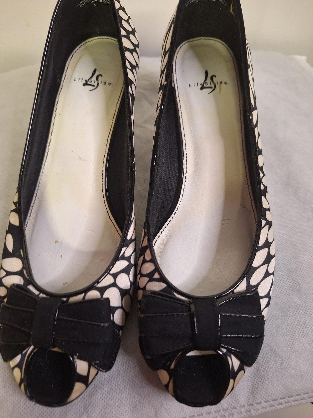 Life Stride Black & White Peep-Toe Bow 2" Kitten Heals Size 7.5med